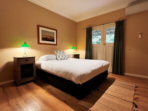 Cortinas blackout, tabla de planchar con plancha y ropa de cama 