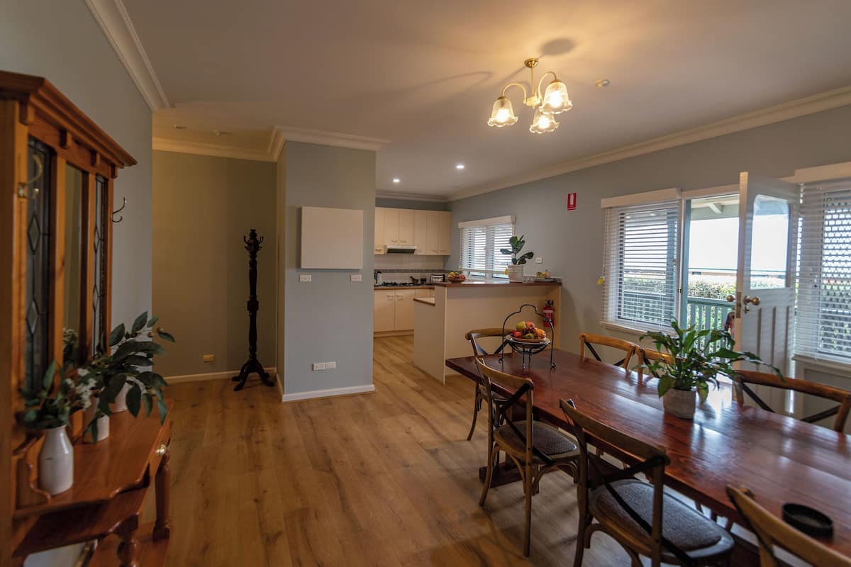 Casa (The Guest House) | Sala de jantar
