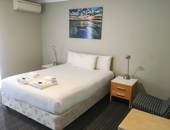 Classic Room, 1 King Bed, Non Smoking, Shared Bathroom