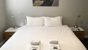 Standard Room, 1 King Bed, Non Smoking, Private Bathroom (King or Twin w/ ensuite)