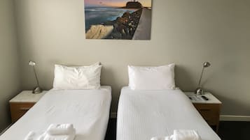 Standard Room, 1 King Bed, Non Smoking, Private Bathroom (King or Twin w/ ensuite) | Free WiFi