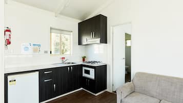 Cabaña (Couples Cabin) | Cocina privada | Microondas, parrilla de estufa y utensilios de cocina