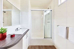 Cabaña (Balcony View Cabin) | Baño | Secador de pelo y toallas
