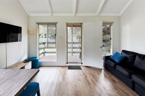Cabaña (Balcony View Cabin) | Tabla de planchar con plancha y ropa de cama