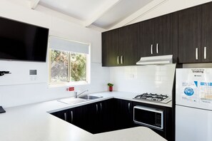 キャビン 禁煙 キッチン (Family Cabin) | 専用キッチン | 電子レンジ、コンロ、調理器具と食器