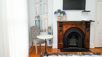 أغطية فراش متميزة وميني بار وبديكورات فريدة لكل غرفة وطراز فريد لكل وحدة