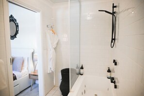 Standard Studio, Non Smoking, Kitchenette (The Loft Suite) | Bathroom