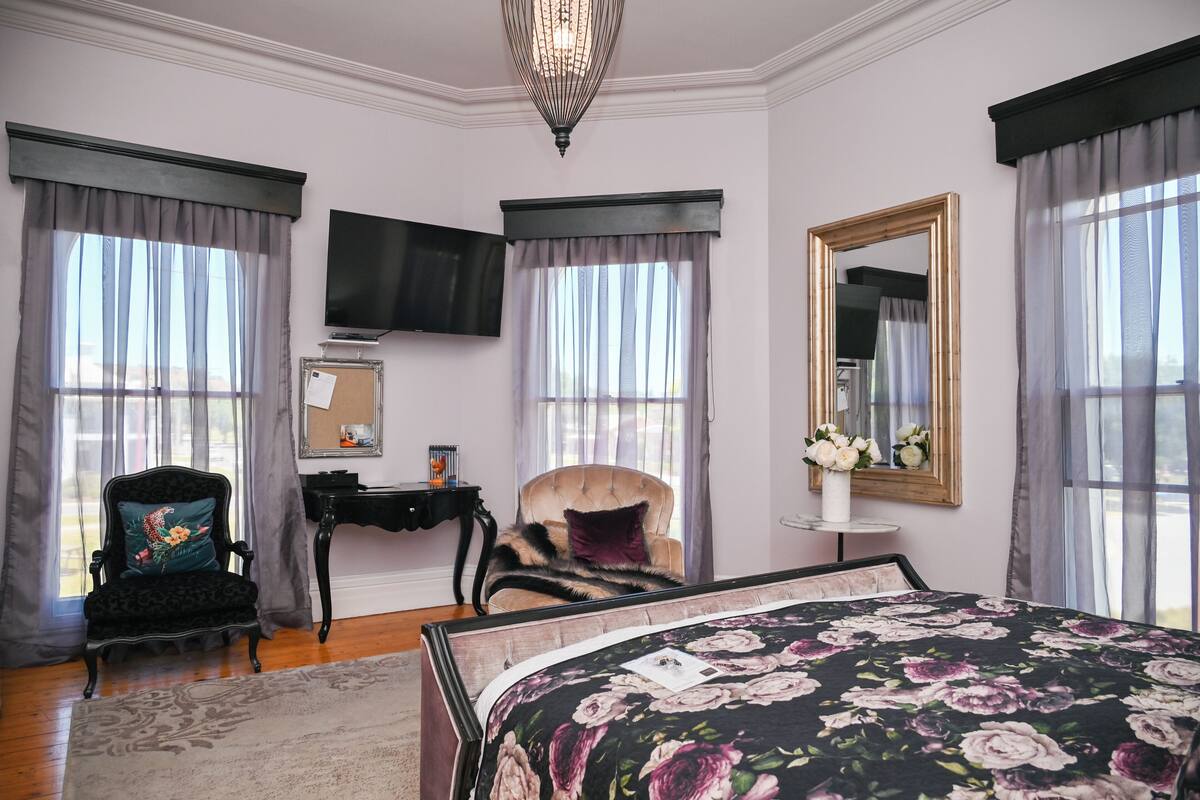 Quarto standard, para não fumantes, banheira de hidromassagem (Grande Vista) | Roupas de cama premium, frigobar, ferros/tábuas de passar roupa