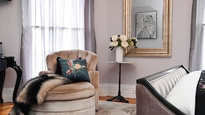 أغطية فراش متميزة وميني بار ومكواة/لوح كي وواي فاي مجانًا