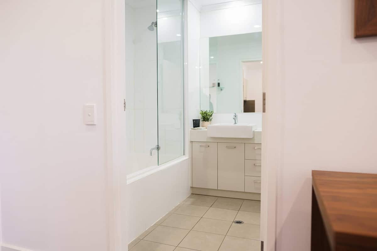 Suite, 1 kingsize bed, niet-roken (Efficiency) | 1 slaapkamer, luxe beddengoed, een kluis op de kamer, een bureau