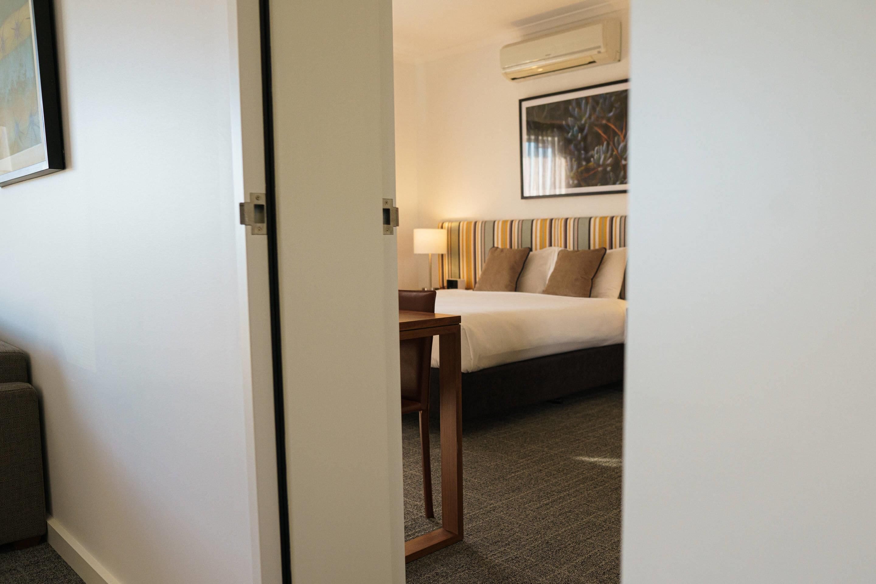 Kamer, Meerdere bedden, toegankelijk voor mindervaliden, niet-roken (Efficiency) | 1 slaapkamer, luxe beddengoed, een kluis op de kamer, een bureau