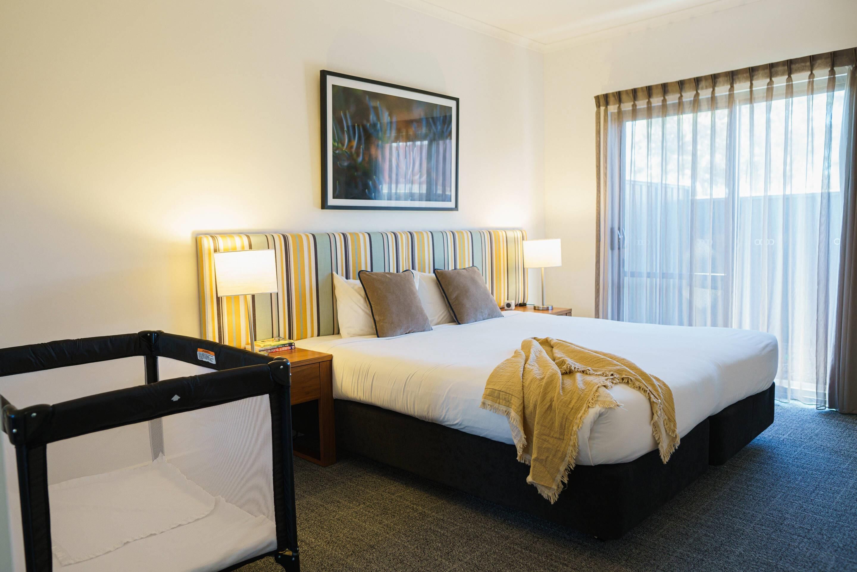 1 Schlafzimmer, hochwertige Bettwaren, Zimmersafe, Schreibtisch