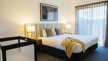 1 Schlafzimmer, hochwertige Bettwaren, Zimmersafe, Schreibtisch