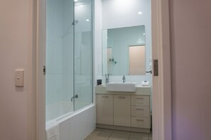 Hair dryer, towels, soap, shampoo - MainStay Suites Whyalla (Whyalla Norrie)