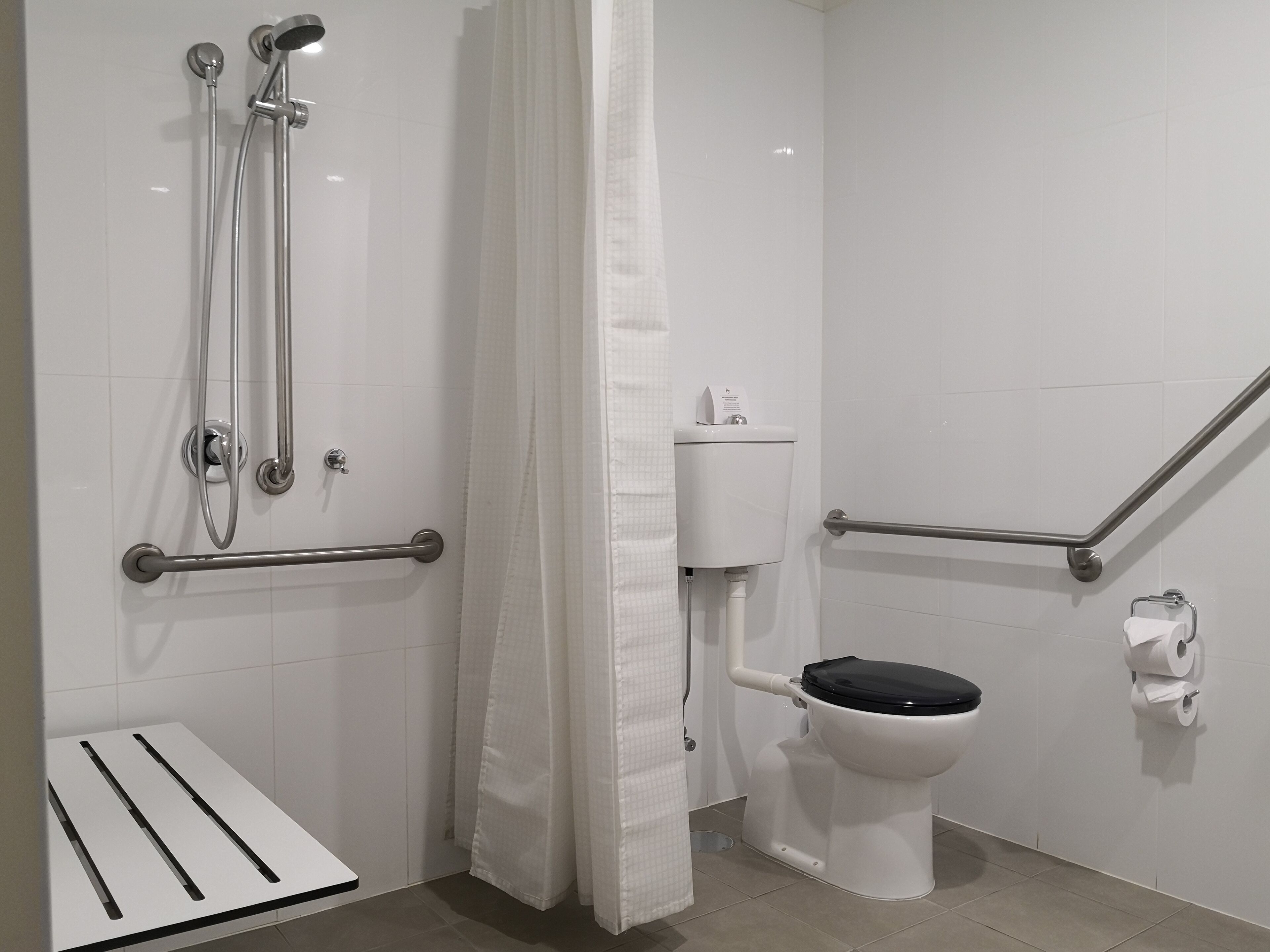 Articles de tocador de disseny, assecador de cabells, tovalloles i sabó 