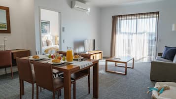 Zimmer, 1 King-Bett, barrierefrei, Nichtraucher (Efficiency) | 1 Schlafzimmer, hochwertige Bettwaren, Zimmersafe, Schreibtisch