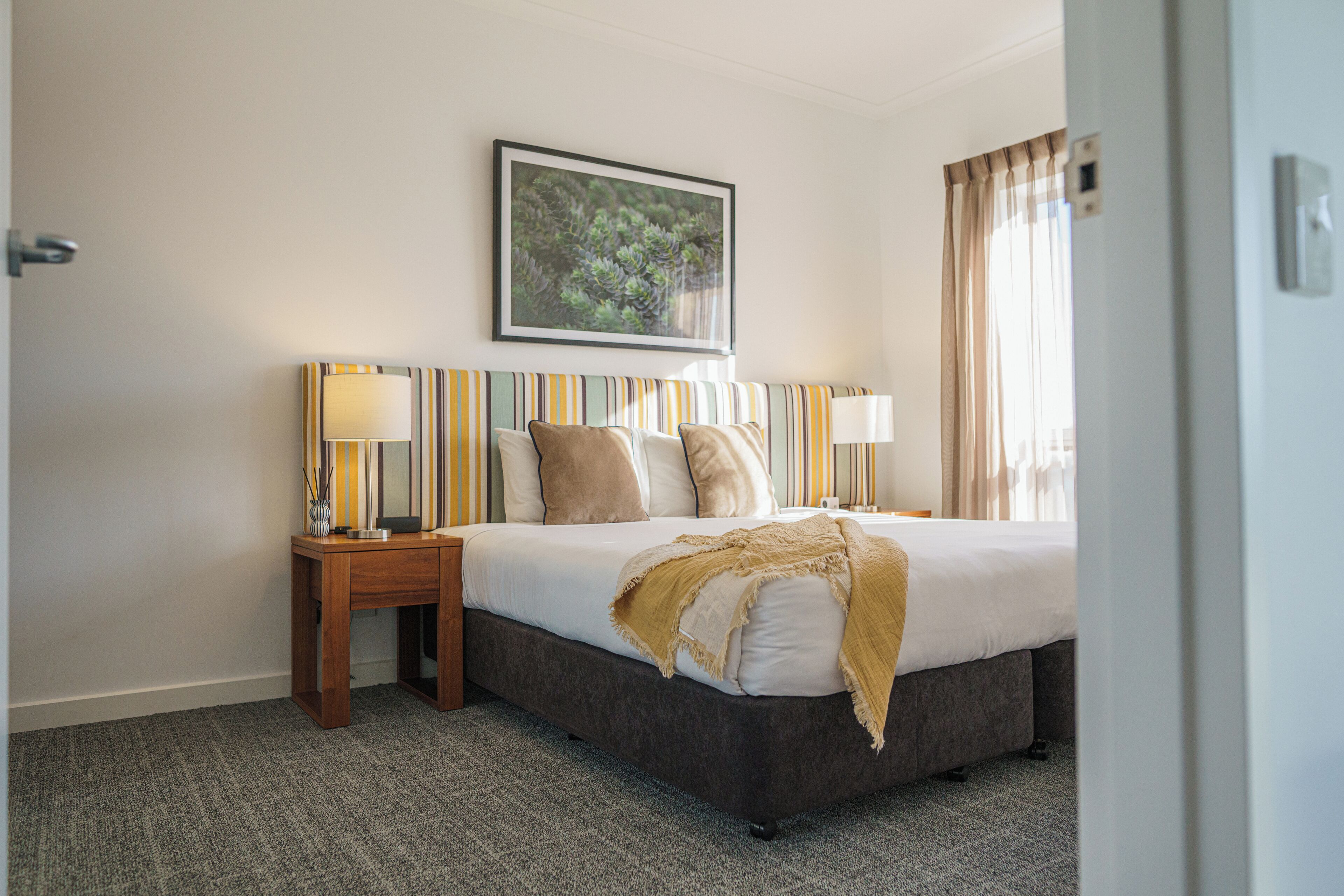 1 間睡房、高級寢具、房內夾萬、書桌