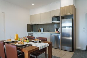 Coffee/tea maker, fridge, microwave, stovetop - MainStay Suites Whyalla (Whyalla Norrie)