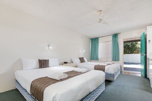 Chambre Standard avec lits jumeaux, 2 grands lits, four à micro-ondes | Bureau, rideaux occultants, fer et planche à repasser, Wi-Fi gratuit
