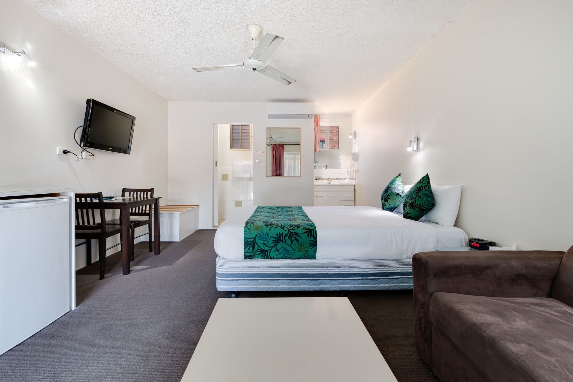 Executive Room, 1 Queen Bed, Microwave | Desk, blackout drapes, iron/ironing board, free WiFi