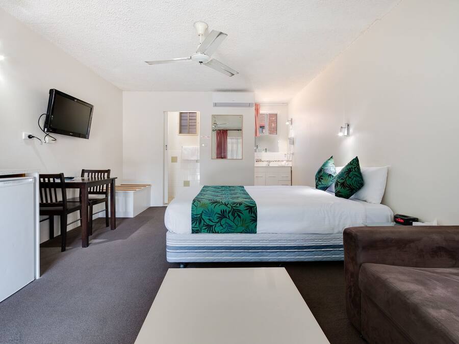 Executive Room, 1 Queen Bed, Microwave