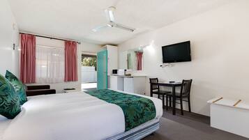 Executive Room, 1 Queen Bed, Microwave