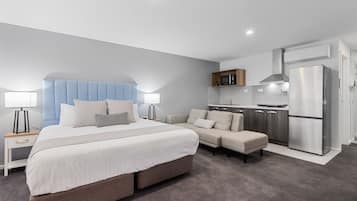 Premier Studio, 1 King Bed | Desk, laptop workspace, iron/ironing board, bed sheets