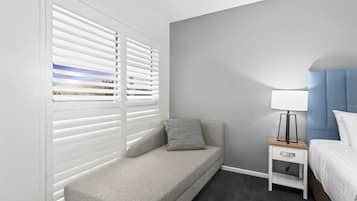 Kamar Premier, 1 Tempat Tidur King, pemandangan laut | Meja kerja, ruang kerja ramah laptop, dan setrika/meja setrika