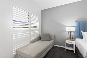 Desk, laptop workspace, iron/ironing board, bed sheets - Sanctuary Inn on Westernport (Hastings)