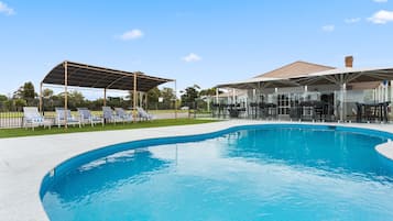 Een seizoensgebonden buitenzwembad