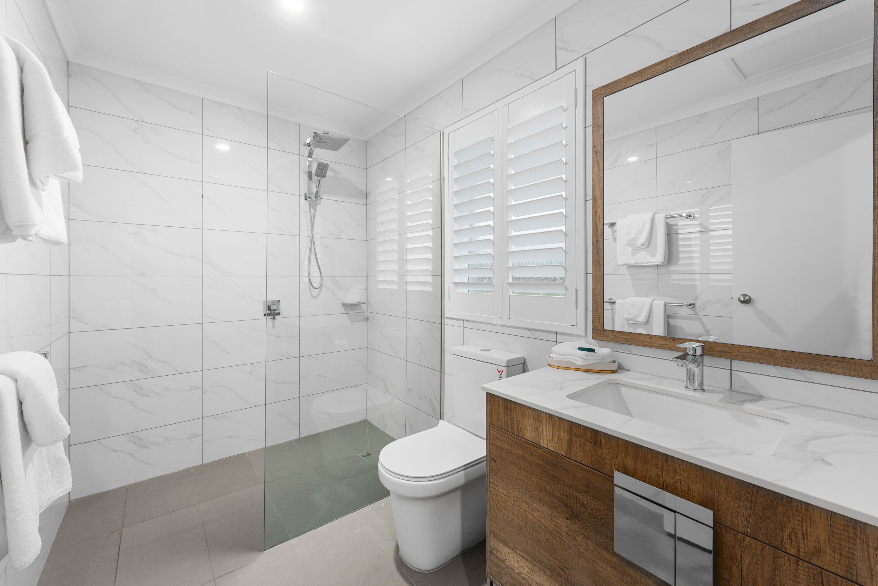 Premier Studio, 1 King Bed | Bathroom | Shower, free toiletries, hair dryer, towels