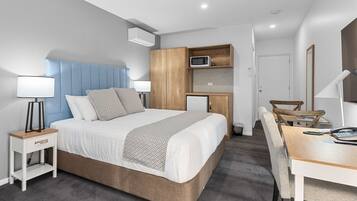 Premier kamer, 1 kingsize bed, uitzicht op zee | 1 slaapkamer, een bureau, een laptopwerkplek