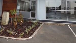 A two-story motel with a reception area and a parking lot. - Northpark Motel (Timaru)