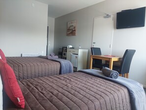 Economy studio, Meerdere bedden | Een bureau, een strijkplank/strijkijzer, gratis wifi, beddengoed