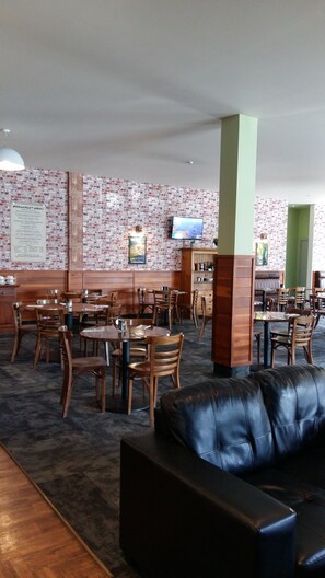 Frühstück, Mittagessen, Abendessen, lokale Küche 