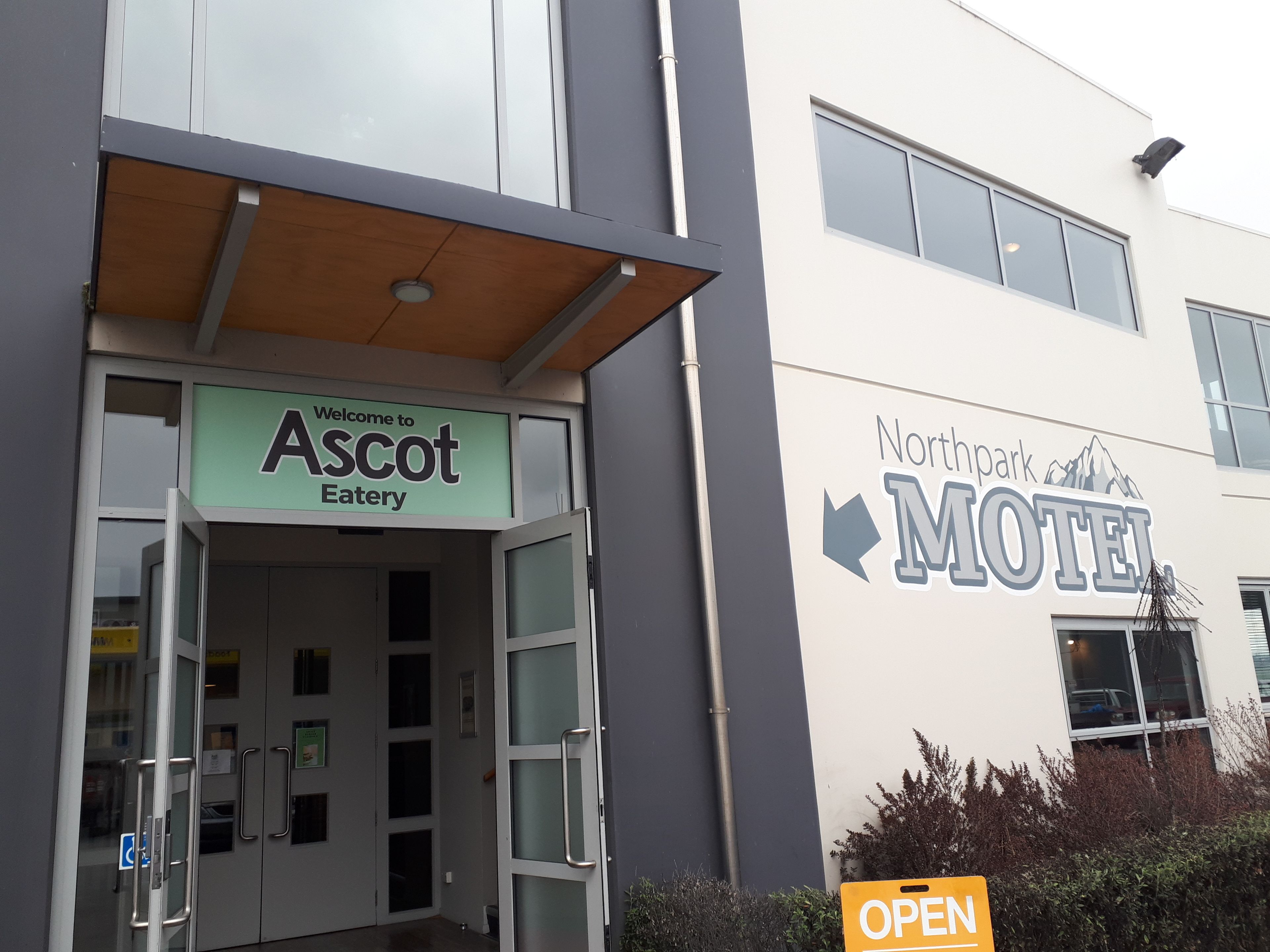 Un bâtiment sur lequel on peut lire les enseignes « Ascot Eatery » et « Northpark Motel ».