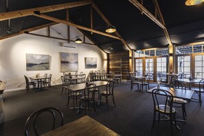 Lunch served, garden views - Balgownie Estate Bendigo (Maiden Gully)