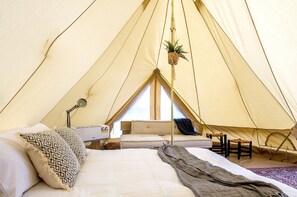 Bell Tent Twin | Minibar, bed sheets