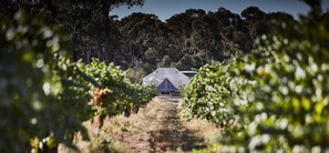 Bell Tent Twin | Minibar, bed sheets