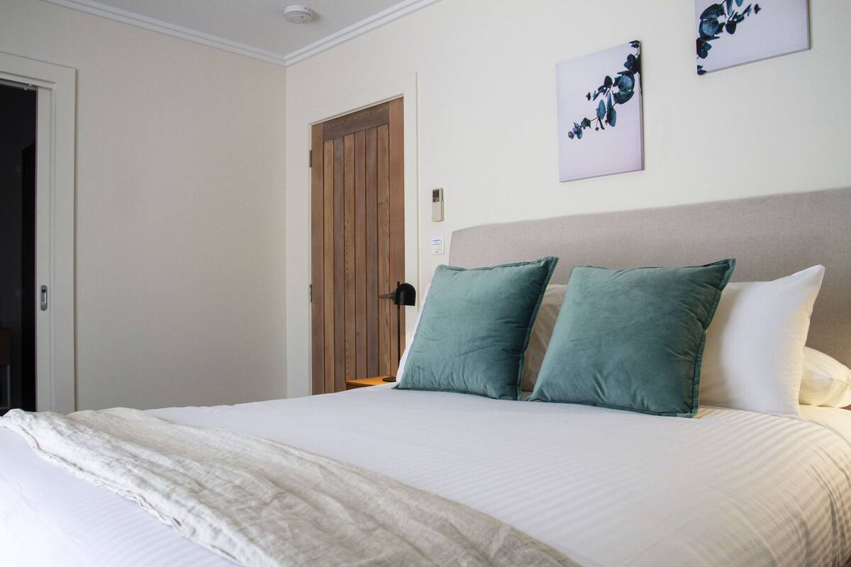 Homestead Queen | Minibar, bed sheets