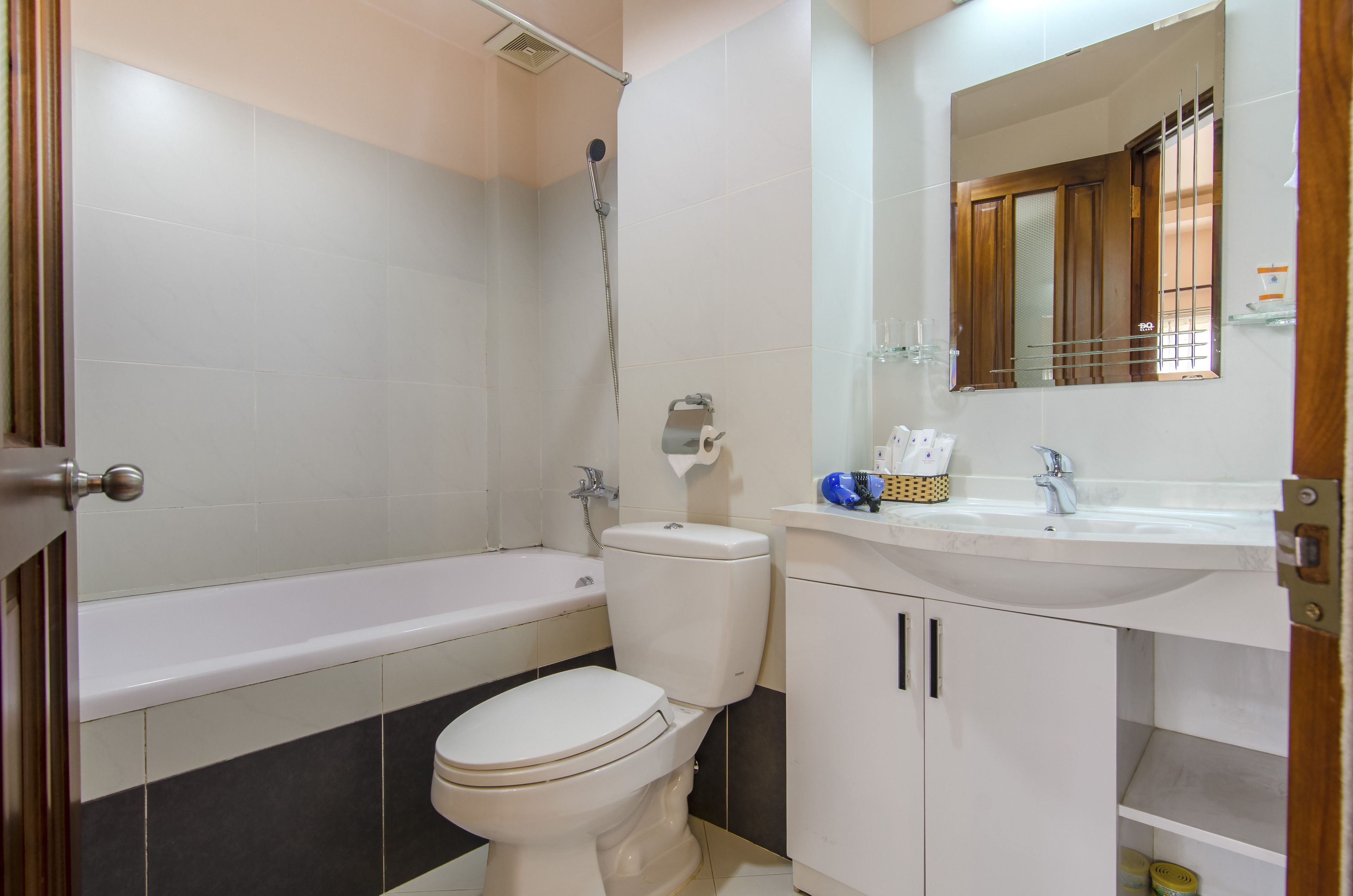 Ein Badezimmer mit Toilette, Badewanne und Waschbecken.