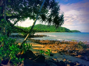 Ubicación cercana a la playa, arena blanca y toallas de playa