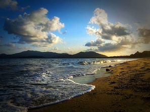 Playa en los alrededores, playa de arena blanca y toallas de playa