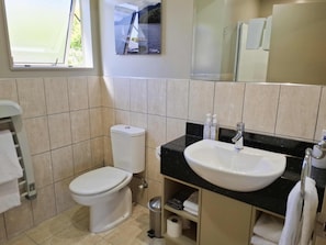 Superior-studiolejlighed - ikke-ryger - tekøkken (Tui Room) | Badeværelse | Gratis toiletartikler, håndklæder