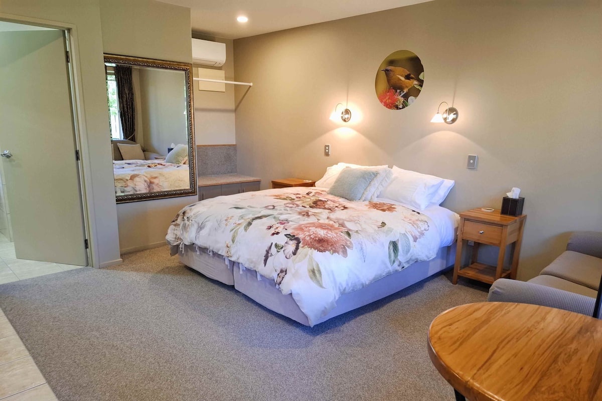 Superior studio, niet-roken, kitchenette (Bellbird Room) | Luxe beddengoed, individueel gedecoreerd, individueel gemeubileerd