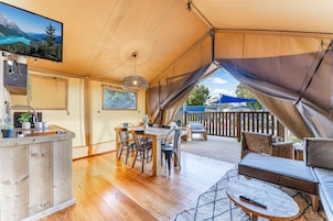 Una televisión, un reproductor de DVD