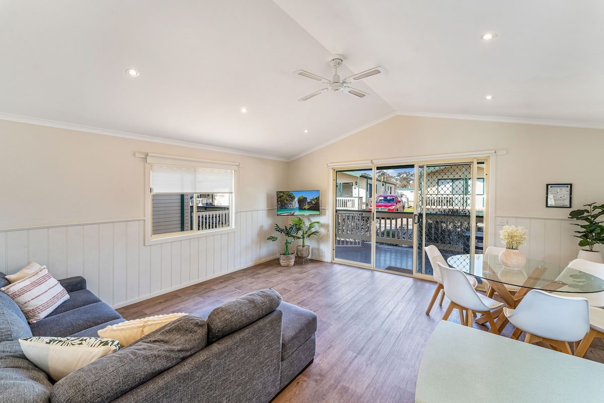 Gold 3 Bedroom (7 Berth) | Living area