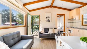 ห้องพัก, 2 ห้องนอน (Copper (5 Berth)) | บริเวณนั่งเล่น | ทีวี, เครื่องเล่นดีวีดี