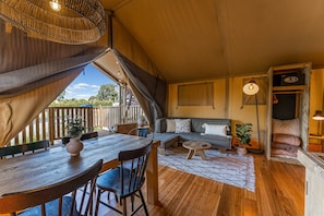 Comfort-Zelt (Glamping (6 Berth - Accessibility)) | Wohnbereich | Fernseher, DVD-Player