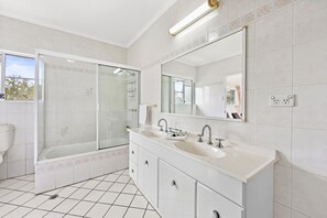 Family Apartment, 2 Bedrooms, Non Smoking, Kitchen | Bathroom | Shower, hair dryer, towels